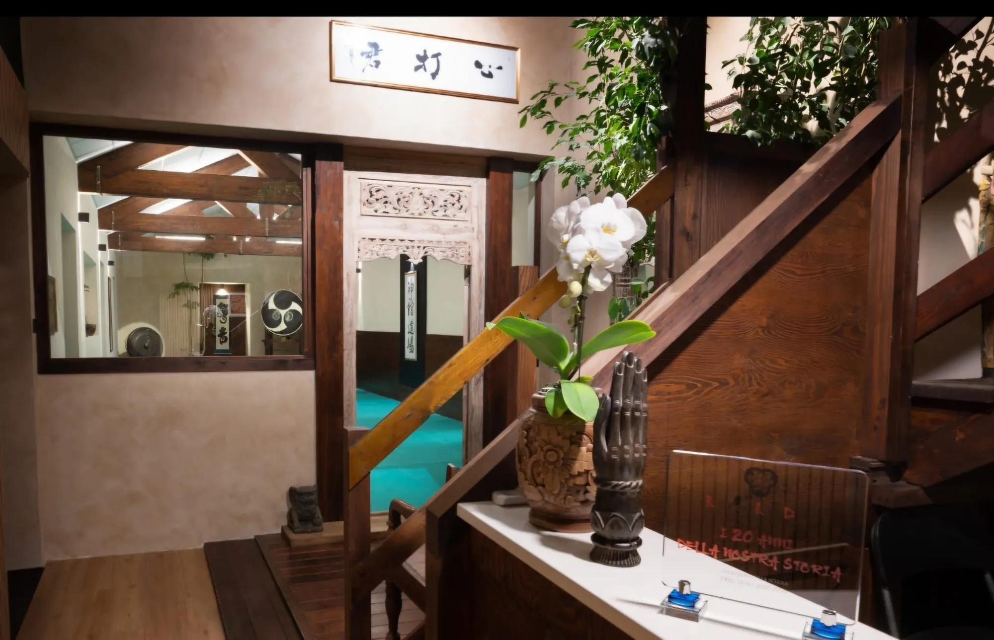 L'ingresso del Dojo con la scala in legno e la vista sulla sala