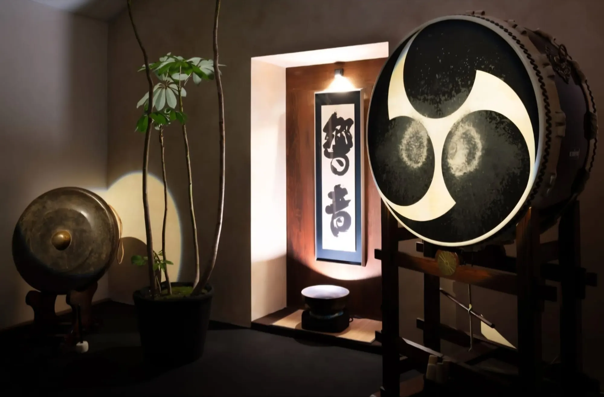 Il gong, la calligrafia e il grande tamburo con il mitsudomoe