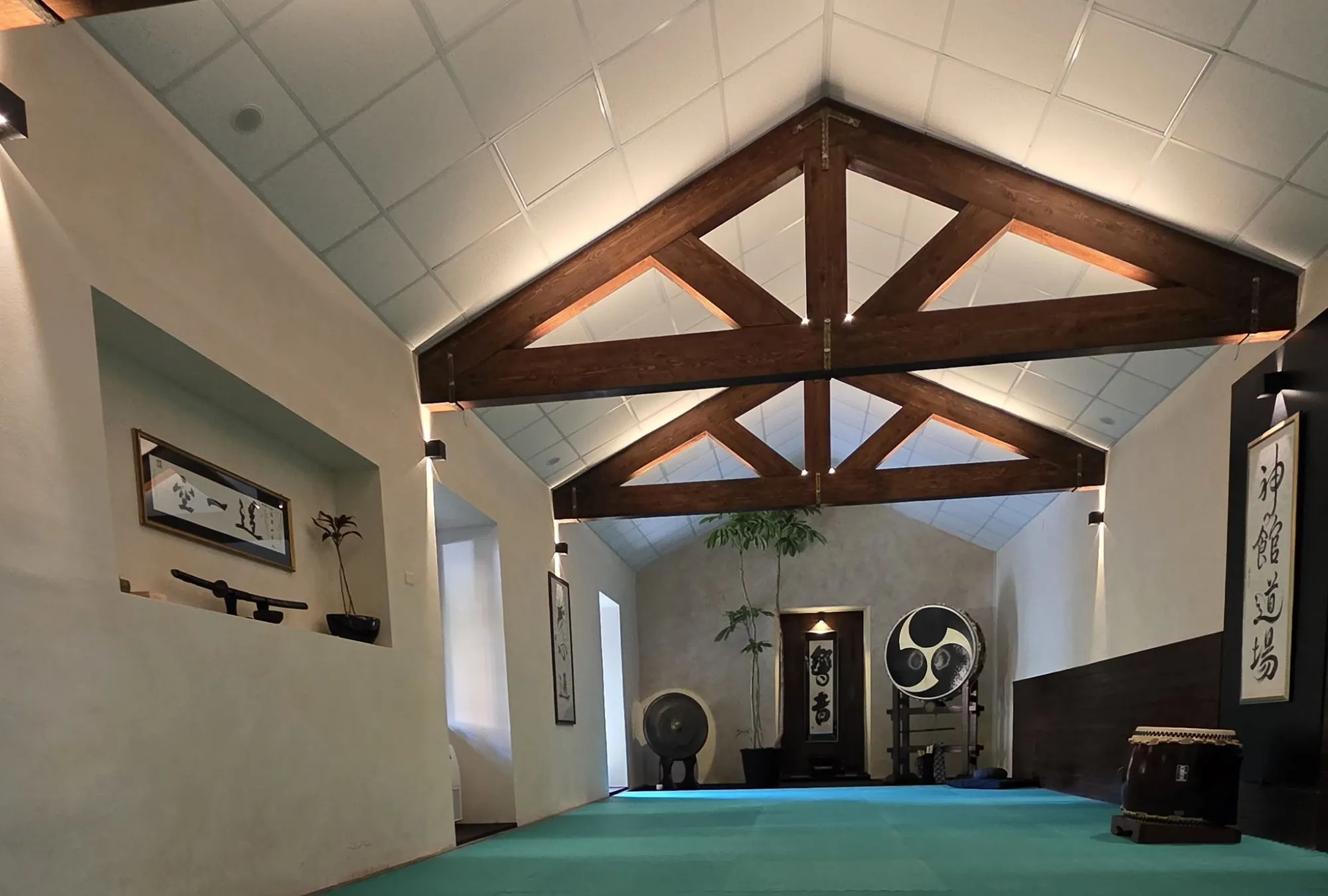 La sala di pratica: tatami e capriate in legno