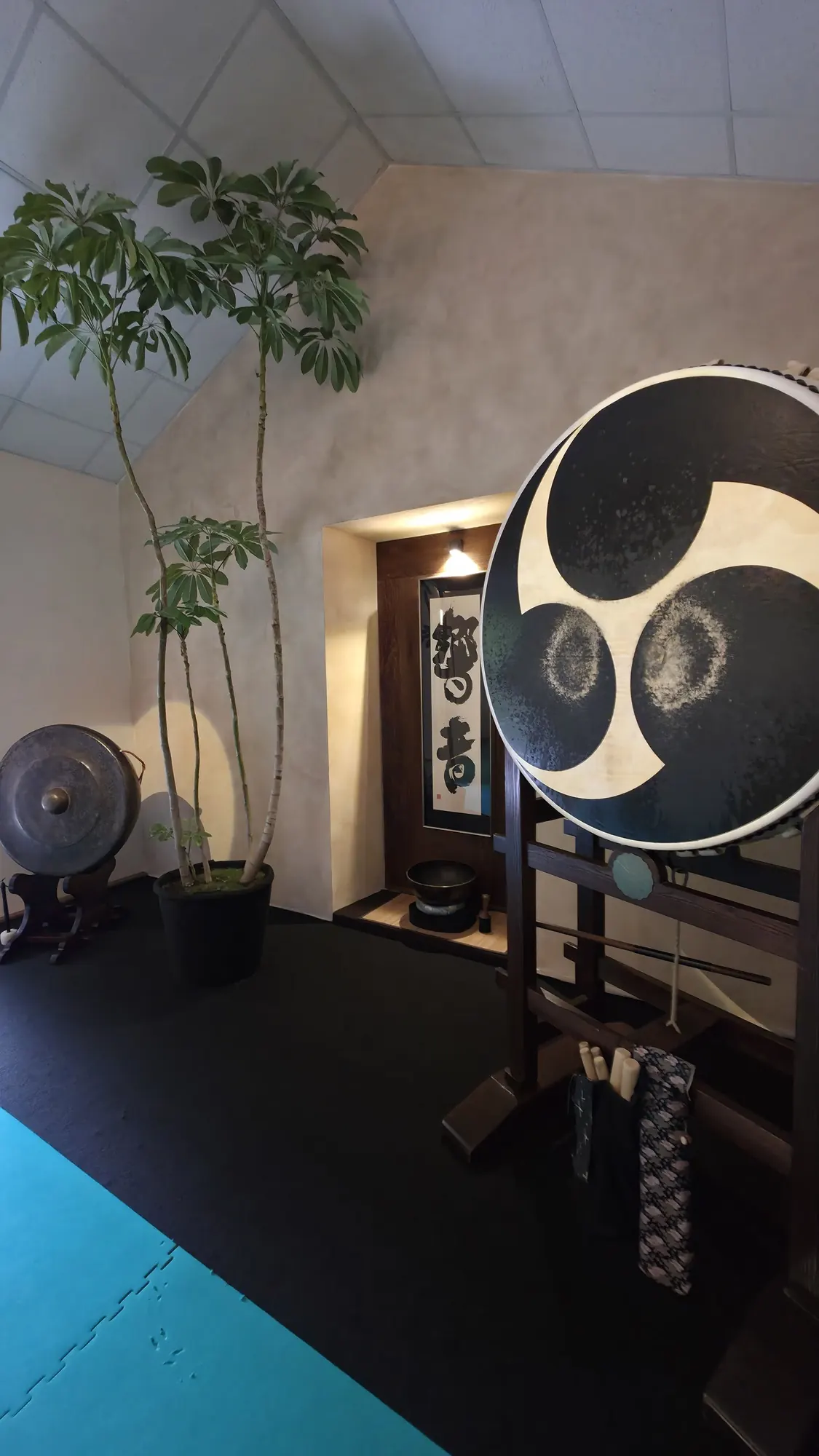 Il grande tamburo con il mitsudomoe nella sala del Dojo