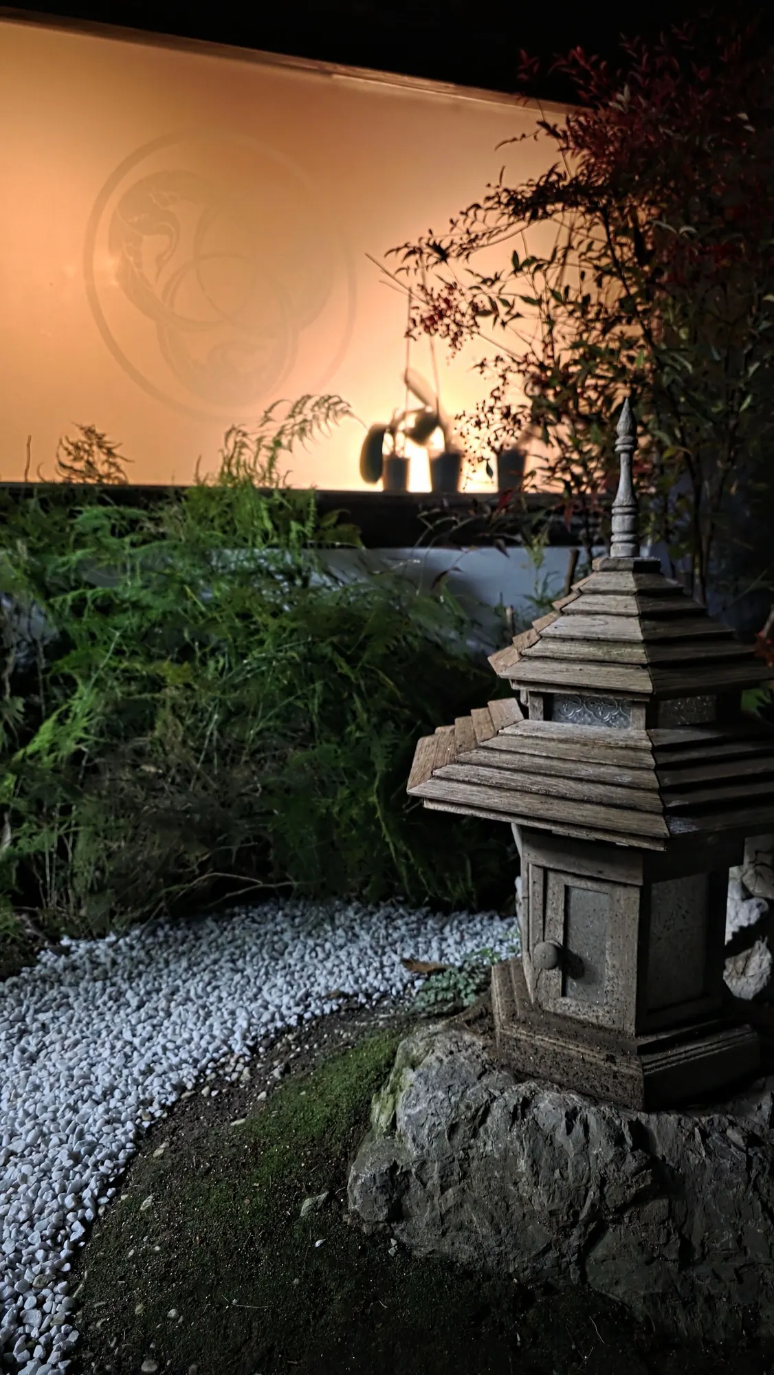 Lanterna di pietra nel giardino, di notte