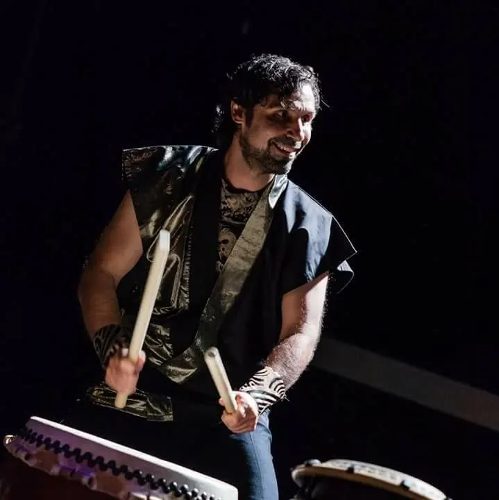 Giustino Caiazzo suona il Taiko