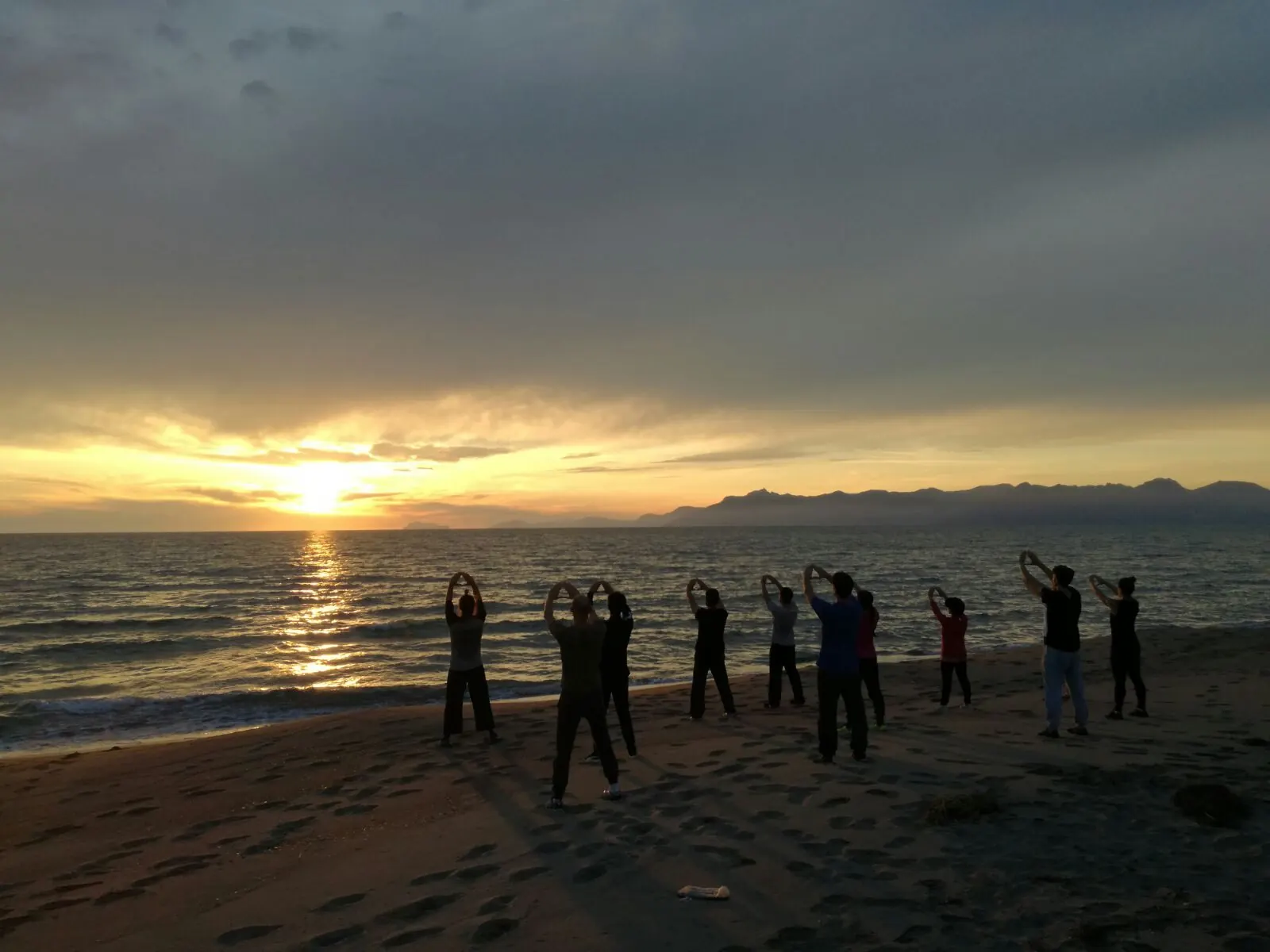 Kata sulla spiaggia al tramonto