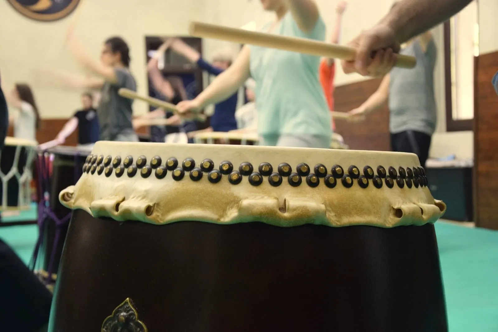Una lezione di Taiko nel Dojo