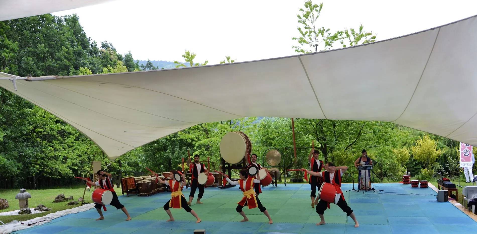 Danza Eisa con i tamburi sotto le vele del Matsuri