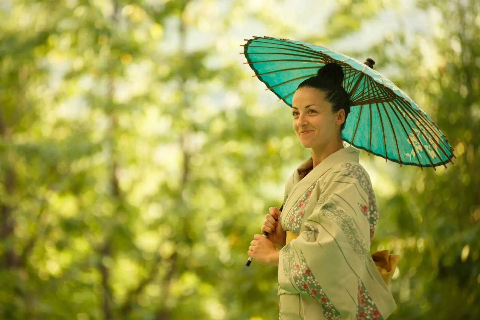Kimono e ombrello tradizionale nel verde