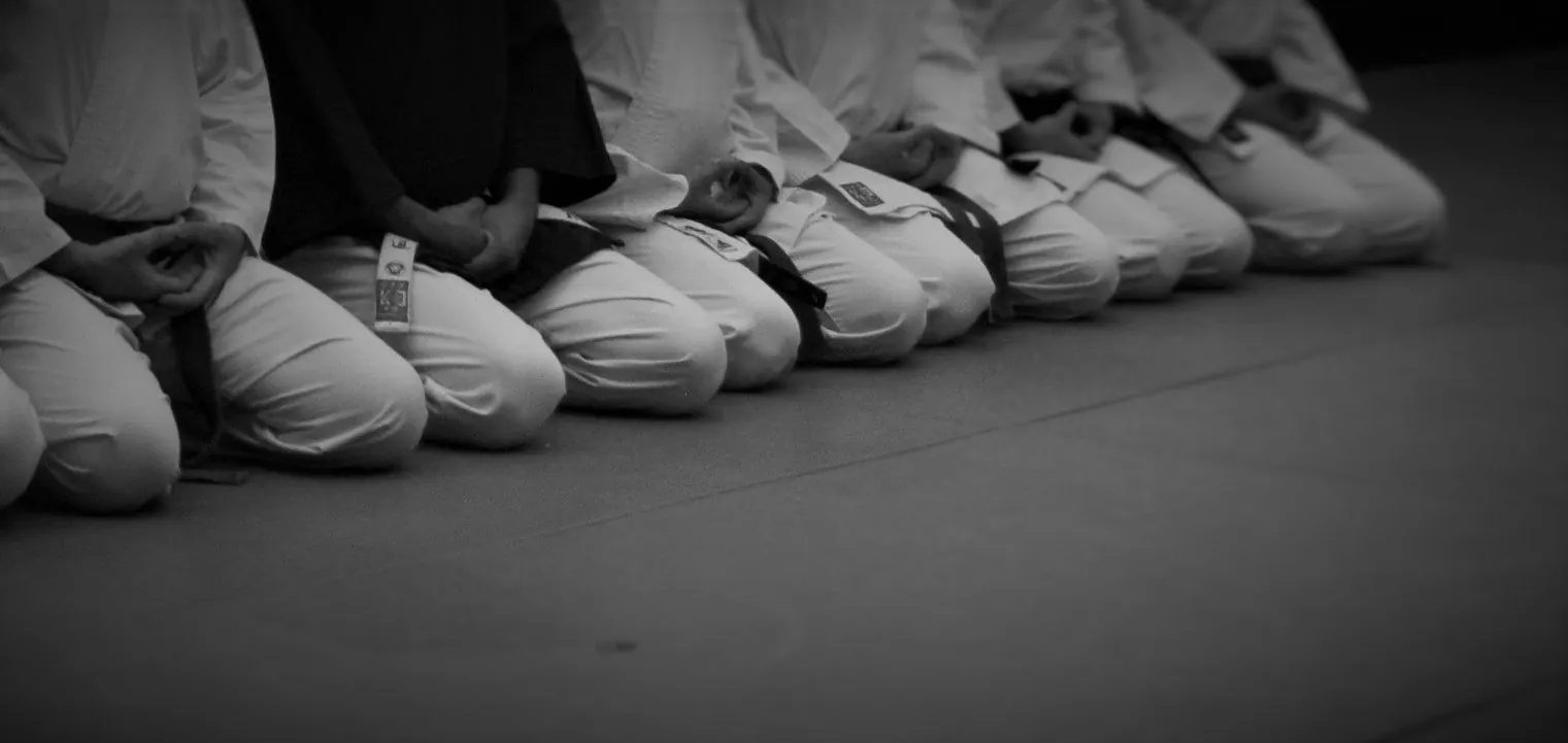 Allievi in seiza, in fila sul tatami