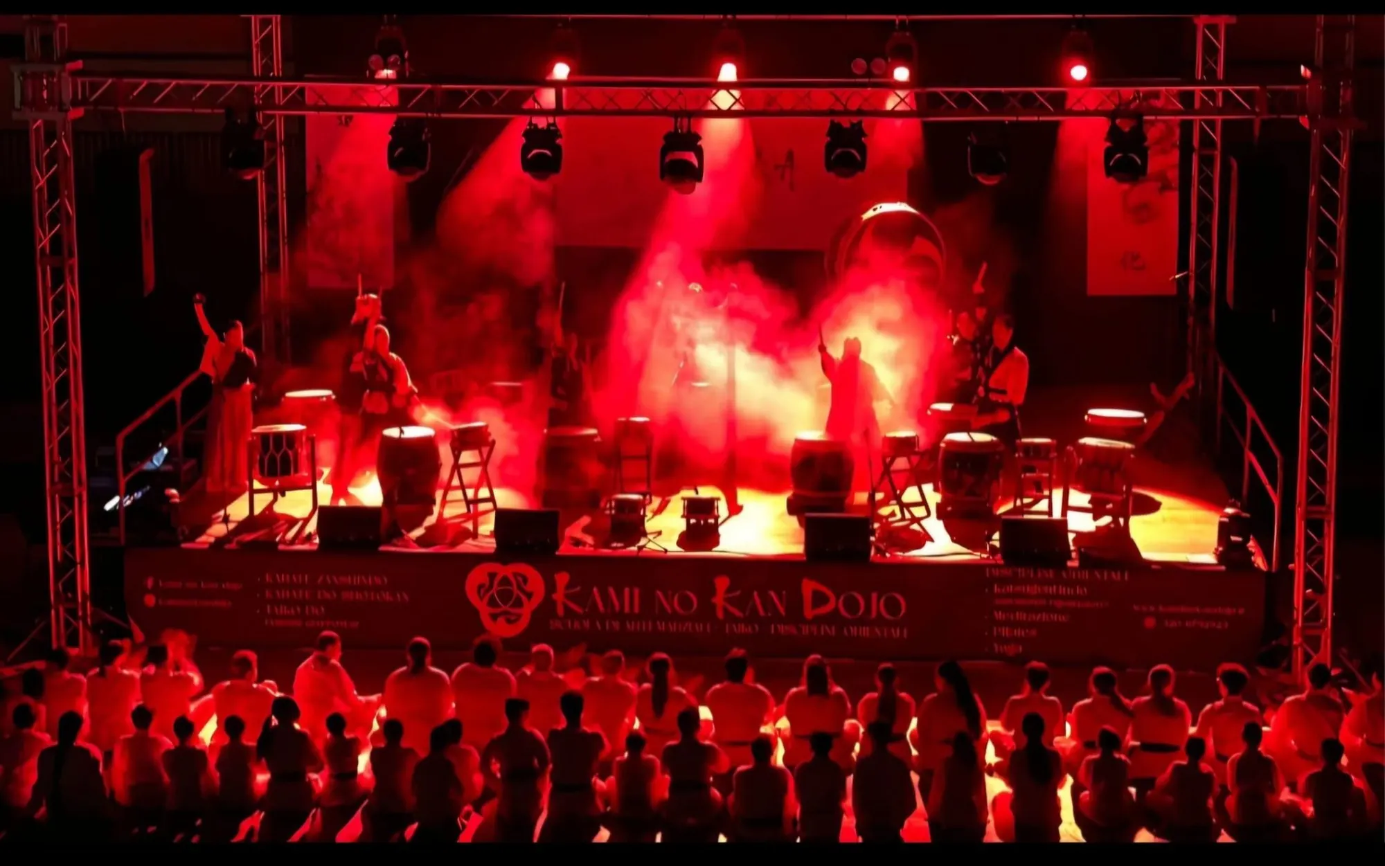 SHINKA: il palco in luce rossa davanti agli allievi schierati