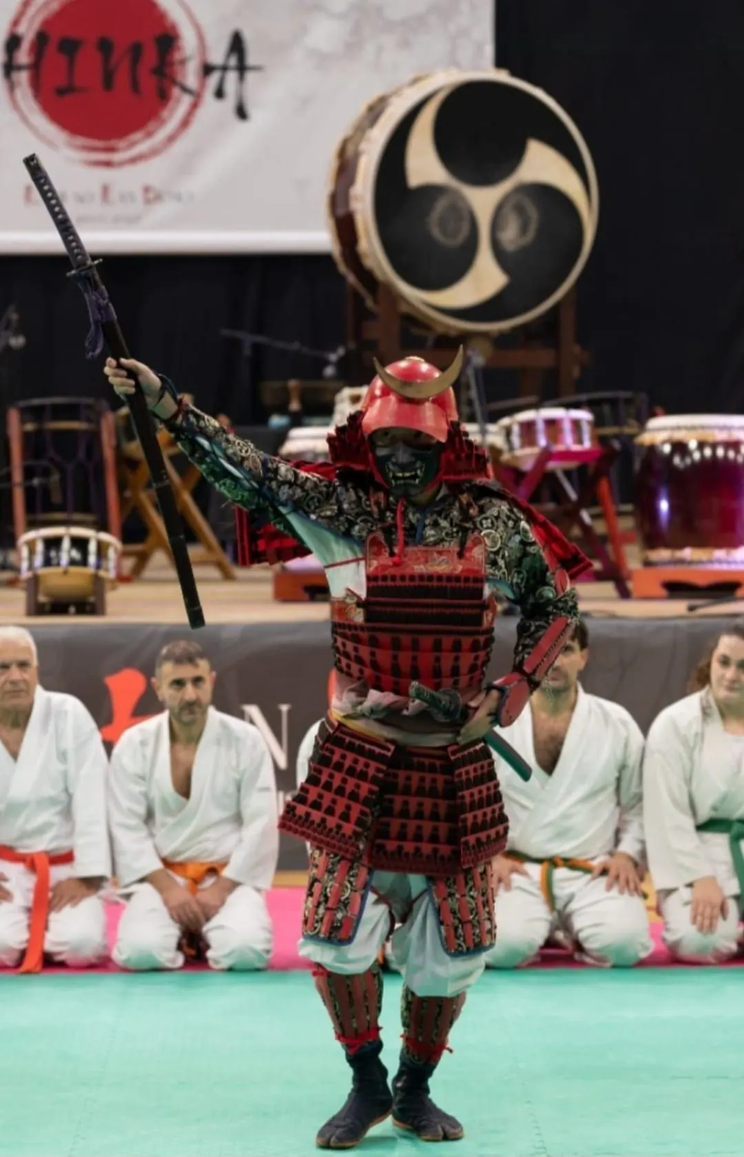 SHINKA: un samurai in armatura davanti al grande tamburo