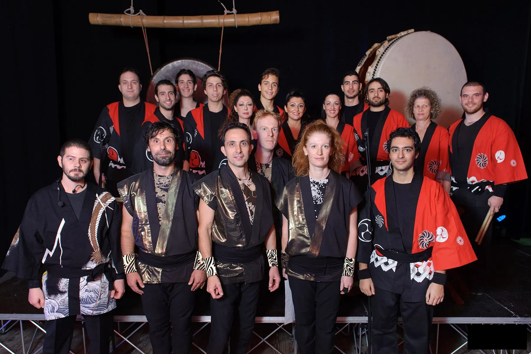 Il gruppo di Taiko in costume di scena