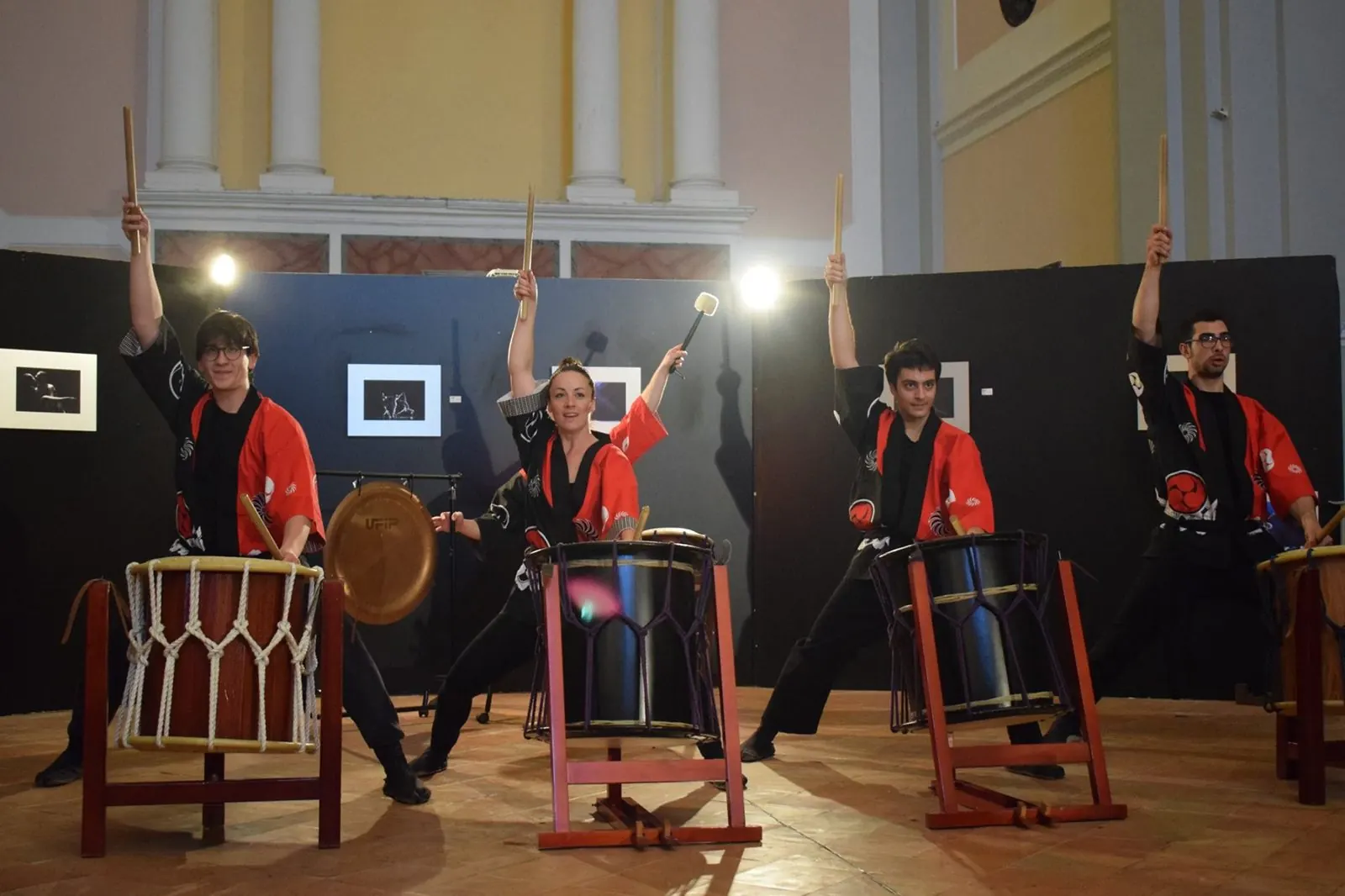 Il gruppo di Taiko durante l'esibizione a Salerno
